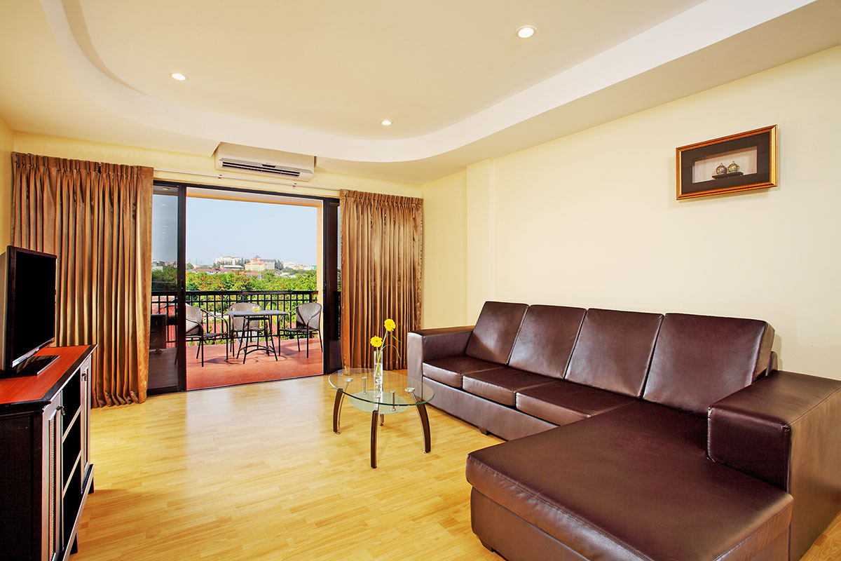 A4-01-Nova-Park-Pattaya-two-bedroom-suite-living-room-1
